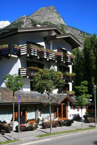 Hotel Les Jumeaux Courmayeur Exterior foto