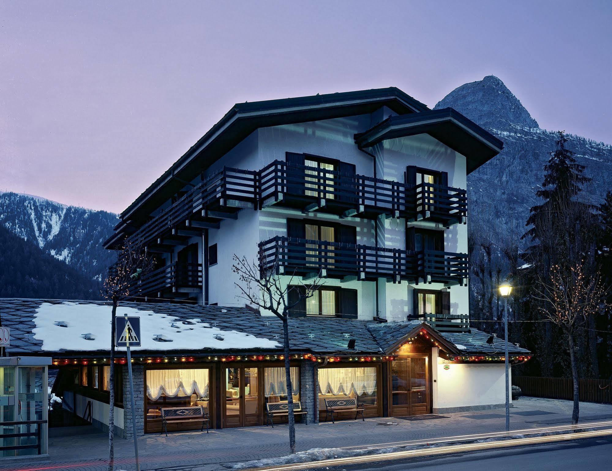 Hotel Les Jumeaux Courmayeur Exterior foto